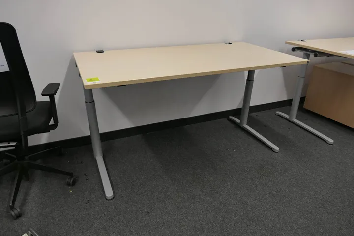 Schreibtisch Maße in cm ca.: 160 x 80